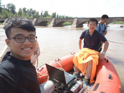 Dr Lishan Ran (right) conducts field measurement of stream CO2 emissions on the Chinese Loess Plateau. (Photo credit: Lishan Ran)

 